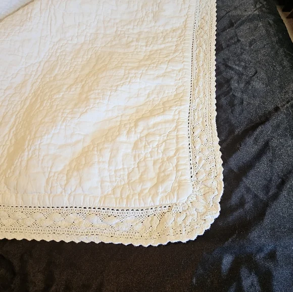 Simply Shabby Chic White Quilt with Lace Trim. Twin - Picture 3 of 7
